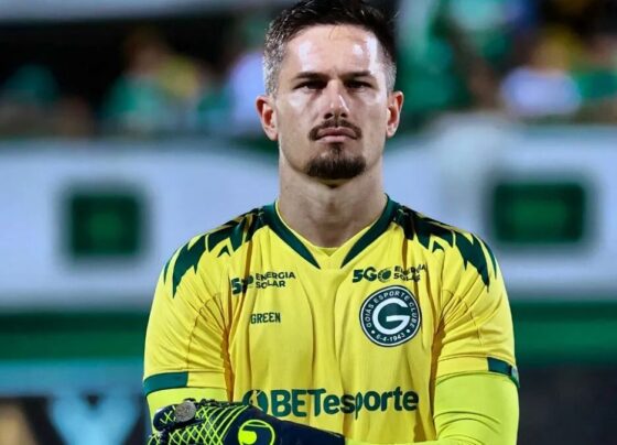 Tadeu atinge marca histórica de 150 jogos sem sofrer gols e marca na vitória do Goiás 8