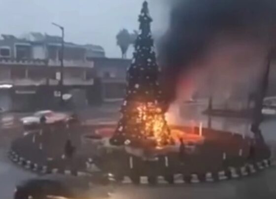Cristãos protestam após incêndio de árvore de Natal na Síria 9