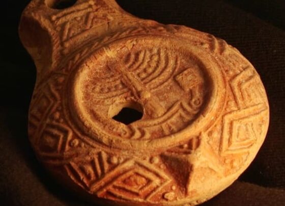 Lâmpada com símbolos do Segundo Templo é descoberta no Monte das Oliveiras 7