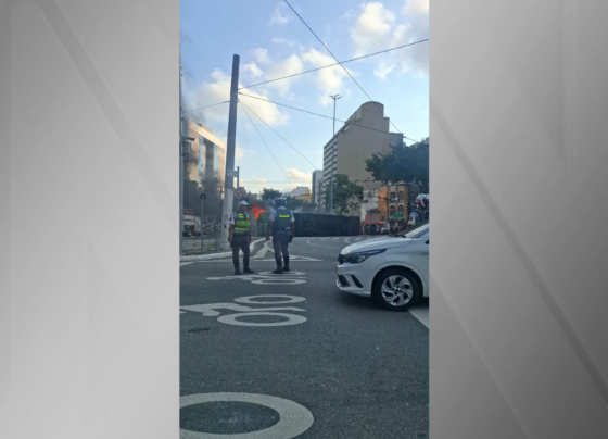 Ônibus pega fogo após capotar no centro de São Paulo; gestante fica ferida 3