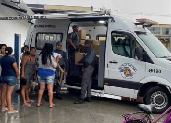 Policiais entregam cestas básicas e brinquedos em cidades do litoral de SP 13
