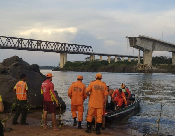 Ponte cai no Tocantins