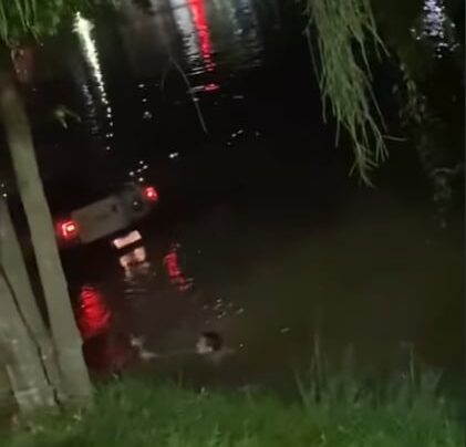 [Vídeo] Carro cai no Rio Paraíba do Sul em Resende 3