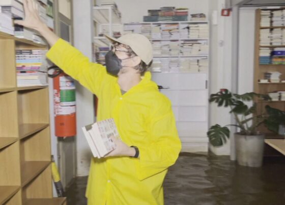 Vídeo: enchente danifica estoque de livraria tradicional em Porto Alegre 6