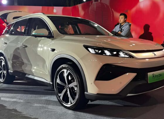 BYD Song Pro 2026 estreia com 220 km de autonomia elétrica e geladeira 14