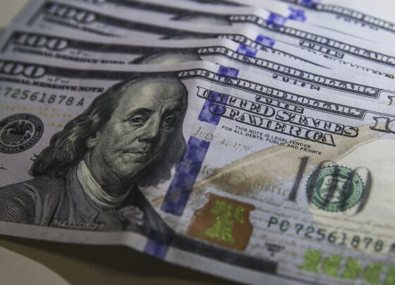 Dólar fica estável em R$ 5,08, mas cai 0,58% na semana 19