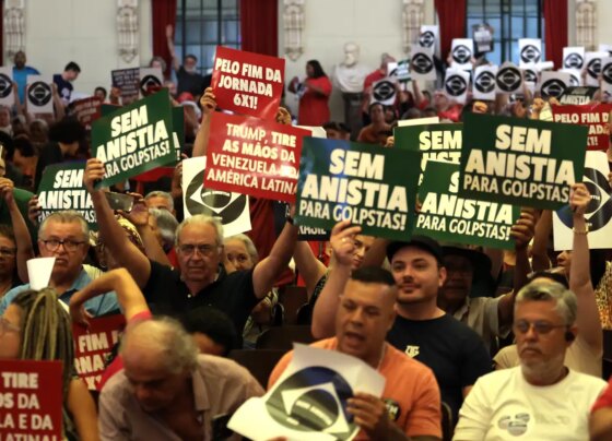 Em ato em SP, manifesto celebra democracia contra atos de 8 de janeiro 7
