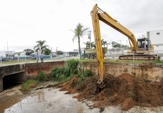 Prefeitura de Poá intensifica limpeza de córregos e rios para prevenção de enchentes 3