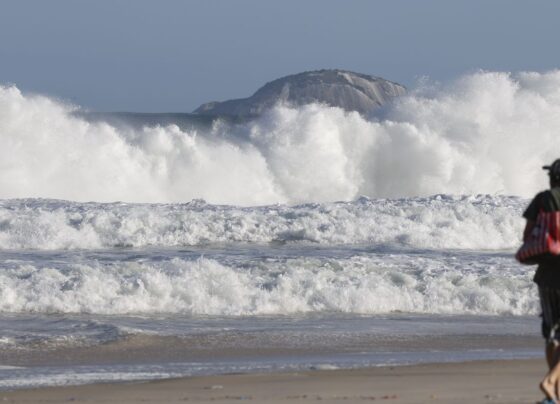RJ: praias seguem com ressaca e banhistas devem evitar entrar no mar 3