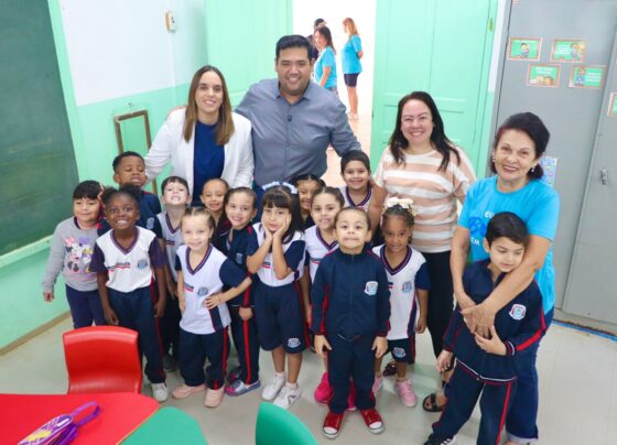 No dia de volta às aulas, prefeito recebe alunos com primeira-dama e secretária de Educação 5