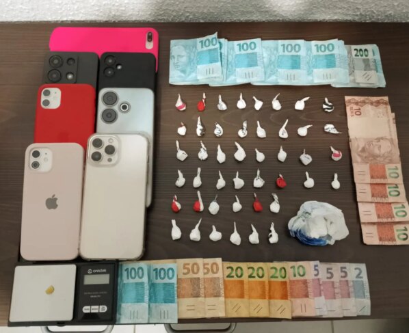 Durante a abordagem policial foram apreendidas várias porções de cocaína, uma pedra de crack, uma balança de precisão, celulares e certa quantia em dinheiro (Foto: PMPR)