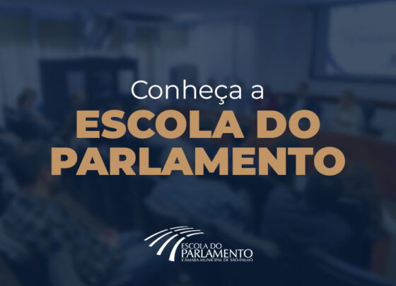 Banner com texto “Conheça a Escola do Parlamento”. Pessoas sentadas em sala de aula, telão ao fundo. Ambiente interno, iluminação clara e fundo desfocado. Imagem informativa institucional.