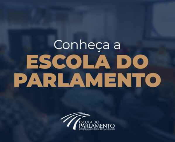 Banner com texto “Conheça a Escola do Parlamento”. Pessoas sentadas em sala de aula, telão ao fundo. Ambiente interno, iluminação clara e fundo desfocado. Imagem informativa institucional.