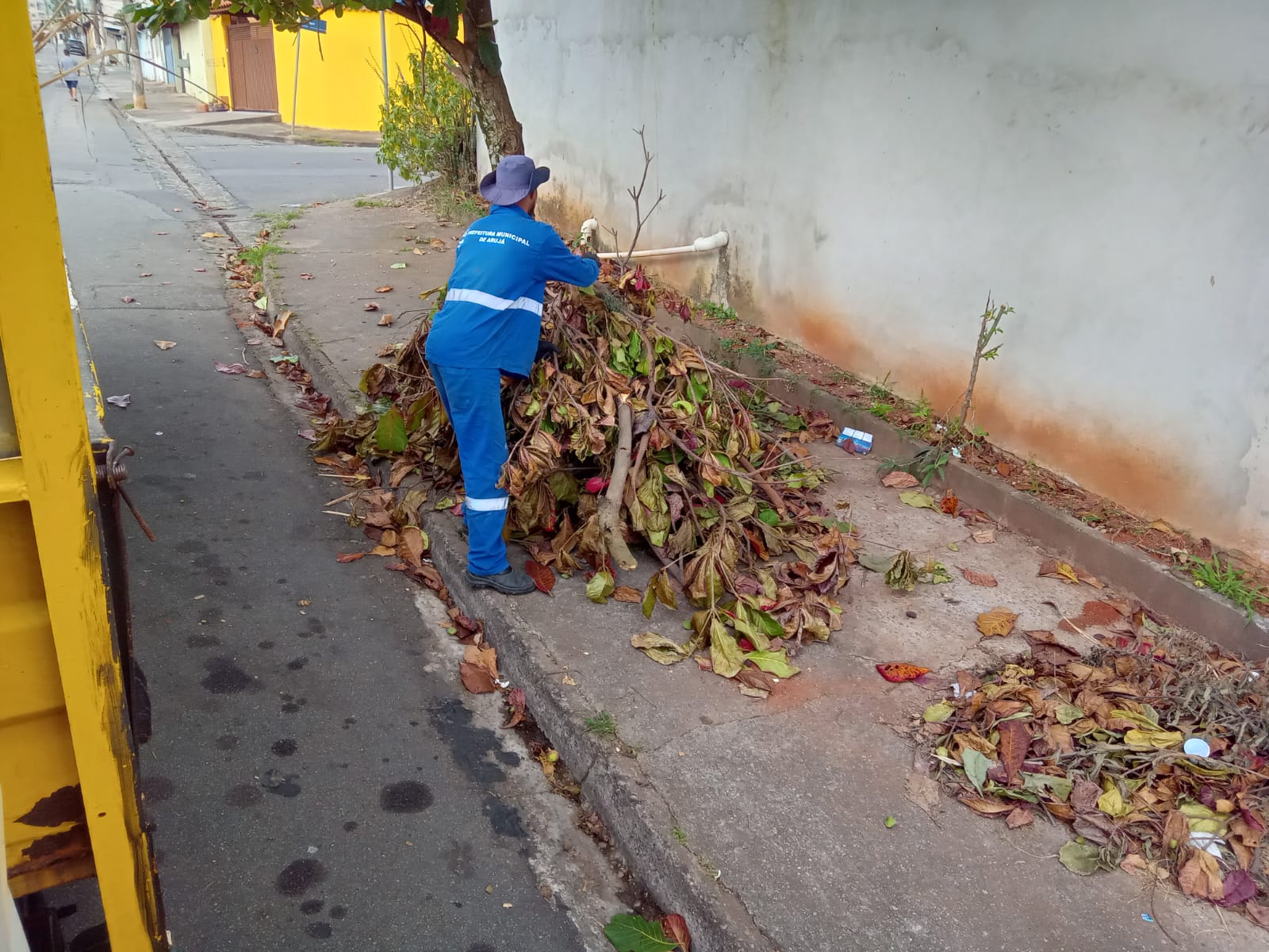Zeladoria urbana amplia frentes de limpeza no Centro Residencial e em diversos pontos de Arujá 3