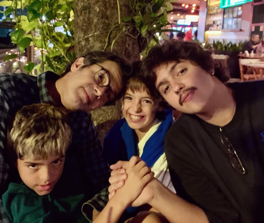 Bruno Mazzeo surge em clique raro com os três filhos, dos casamentos com atriz e diretora 1