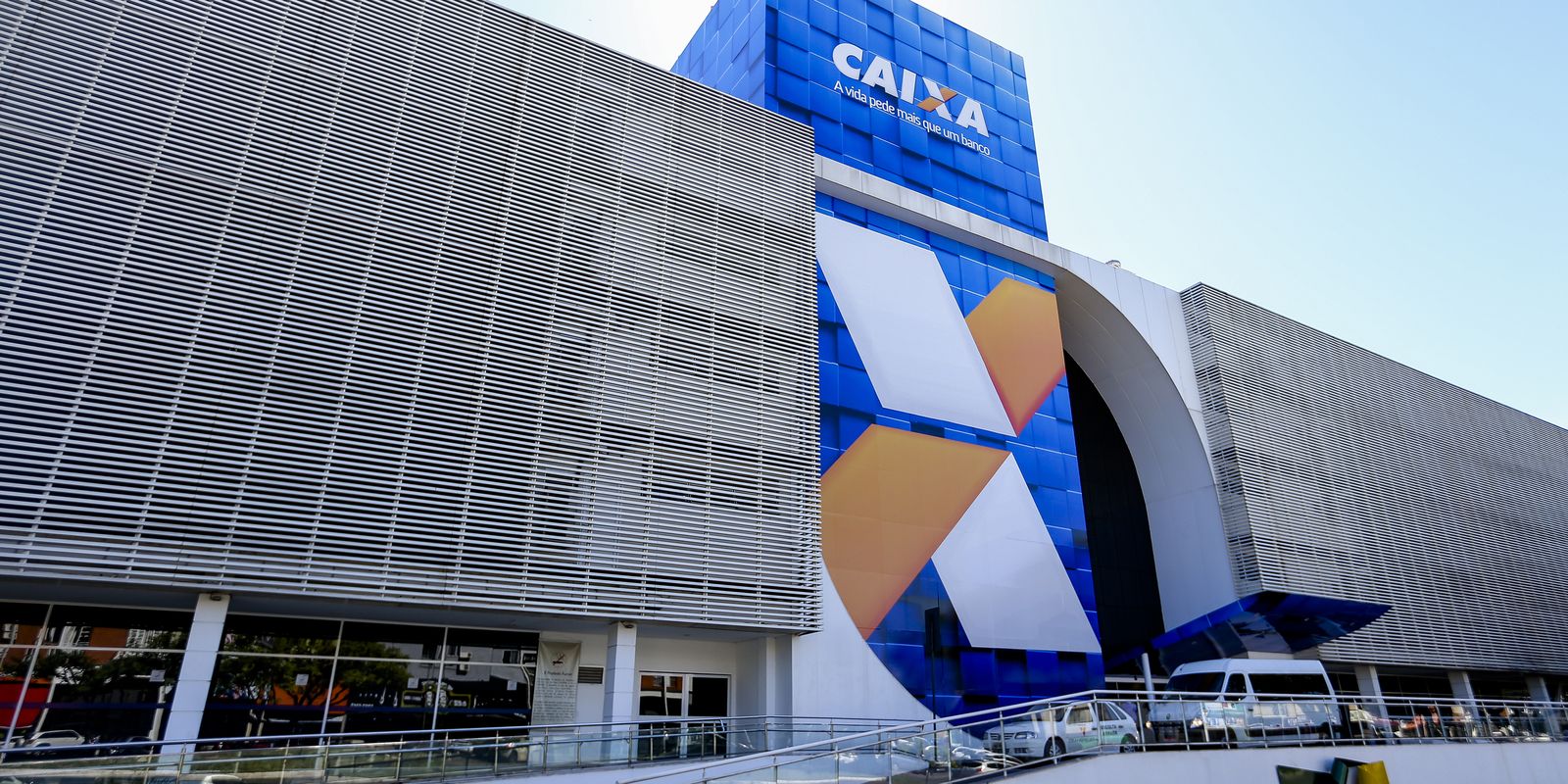 Caixa e BB liberam abono salarial para nascidos em maio e junho 1