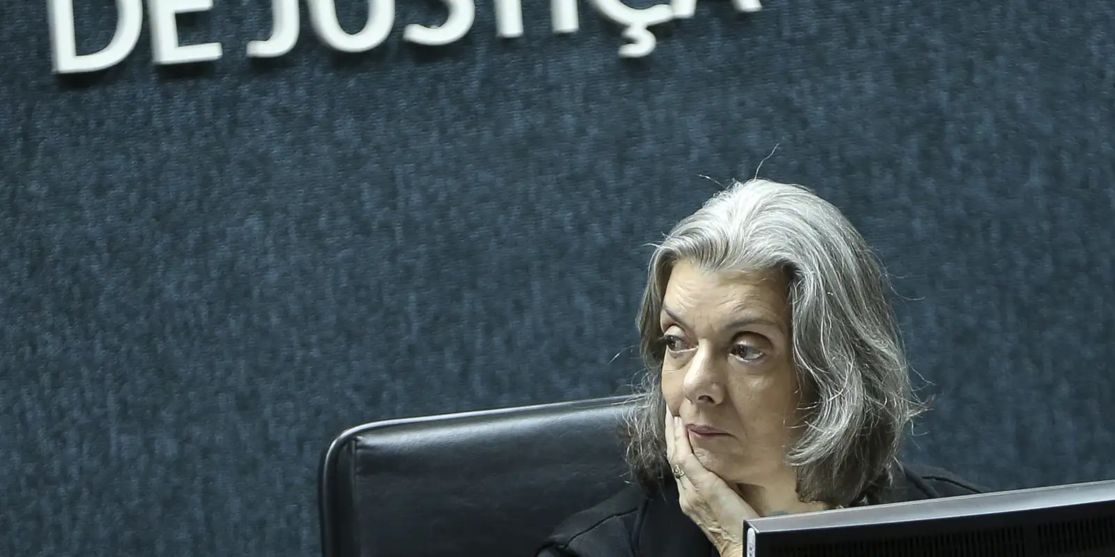 Cármen Lúcia vota por derrubar flexibilização da Lei da Ficha Limpa  12