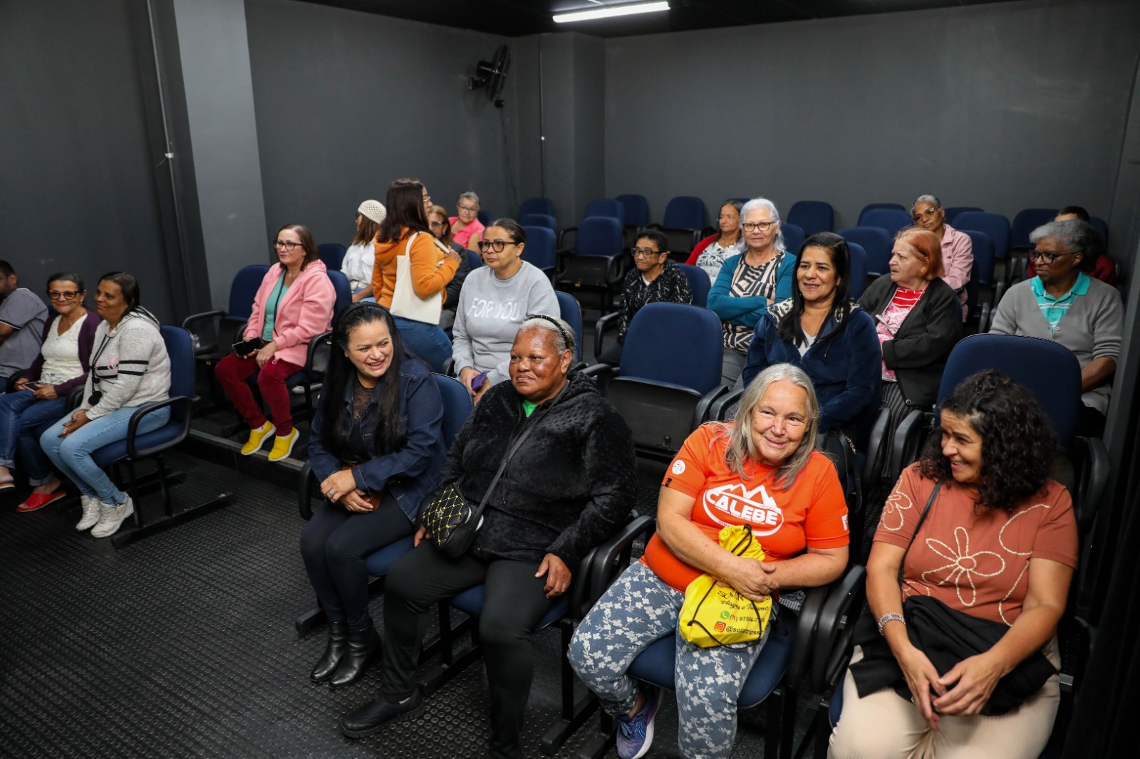 Cine Cultura Itinerante reúne moradores na Estação Cidadania em sessão especial de Dia das Mães 1