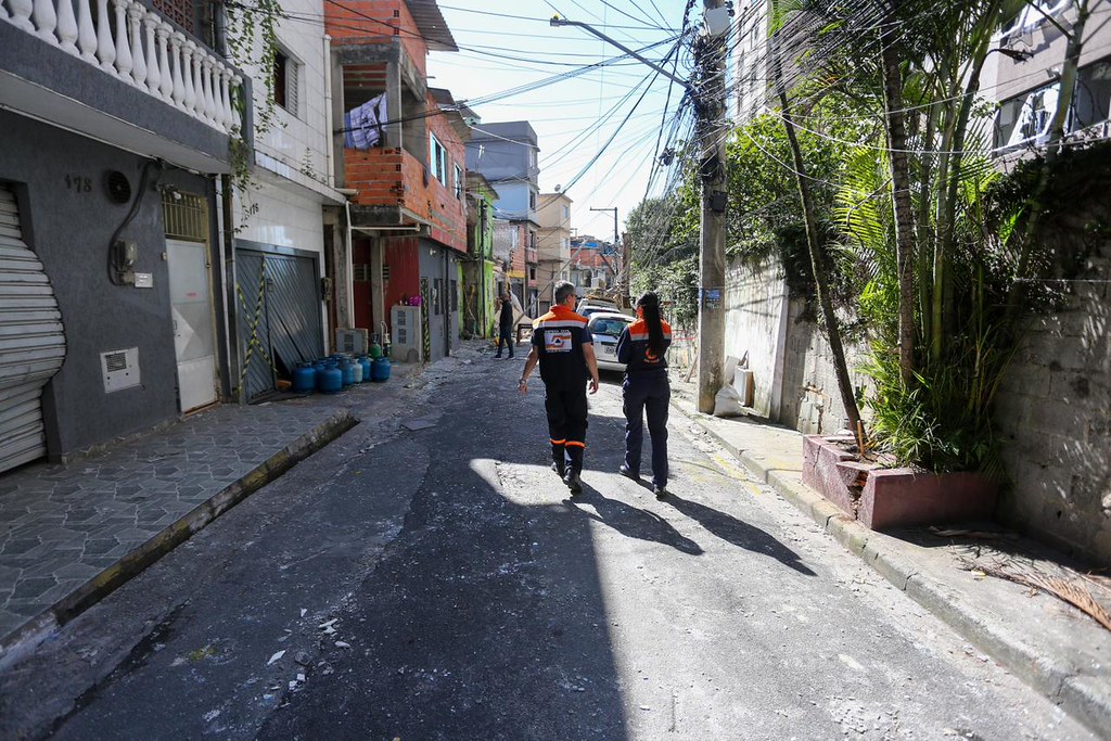 Defesa Civil do Estado resgata gata desaparecida próximo aos escombros no Jaguaré 7