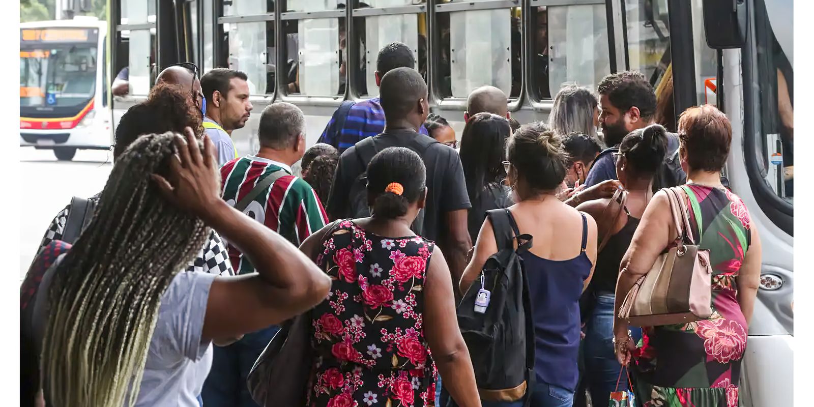 Desemprego mais longo cai 21,7% e é o menor já registrado pelo IBGE 4