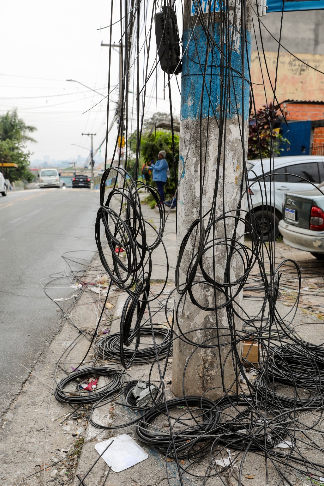 Fiscalização ferrazense integrada identifica irregularidade em instalação de fiação na Rua Iijima 5