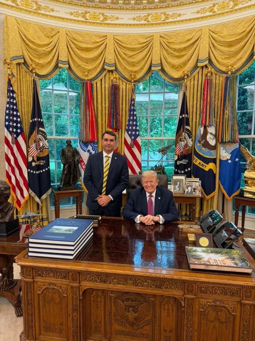 Flávio Bolsonaro é recebido por Trump na Casa Branca em meio à crise envolvendo Vorcaro e Banco Master 1