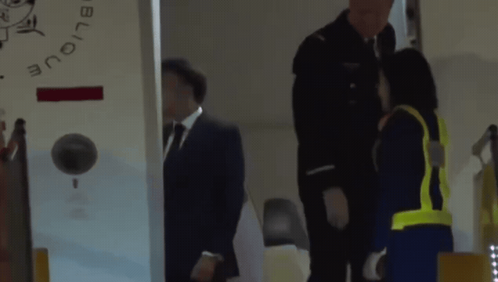 Macron recebeu tapa da esposa por troca de mensagens 'picantes' entre atriz e o presidente francês, diz jornalista 3