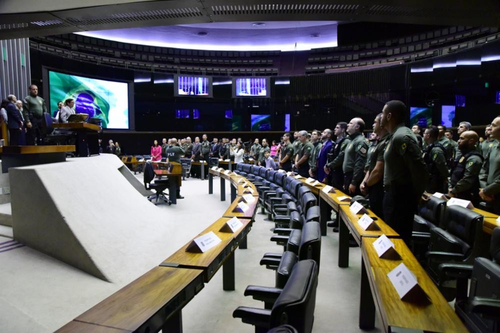 Oposição vai apoiar revogação da 'taxa da blusinha', mas medida enfrenta resistência de parlamentares ligados ao setor produtivo 5