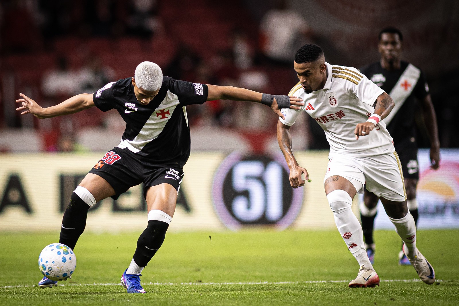 STJD multa Vasco e Internacional por atraso em reinício do jogo, pelo Brasileiro 13