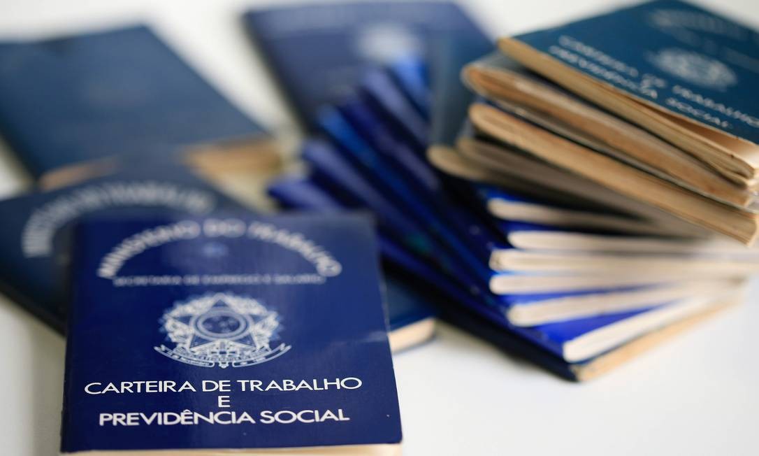 Seis em cada dez trabalhadores com carteira assinada têm jornada acima de 40 horas semanais 5