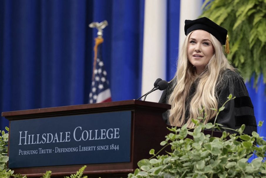 Viúva de Charlie Kirk incentiva formandos a ‘viverem corretamente’ 5
