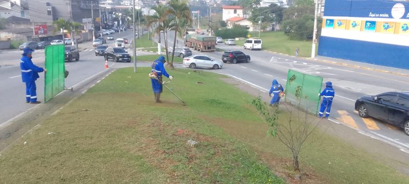 Trabalho de zeladoria não para em diversos bairros e na malha central de Arujá 1