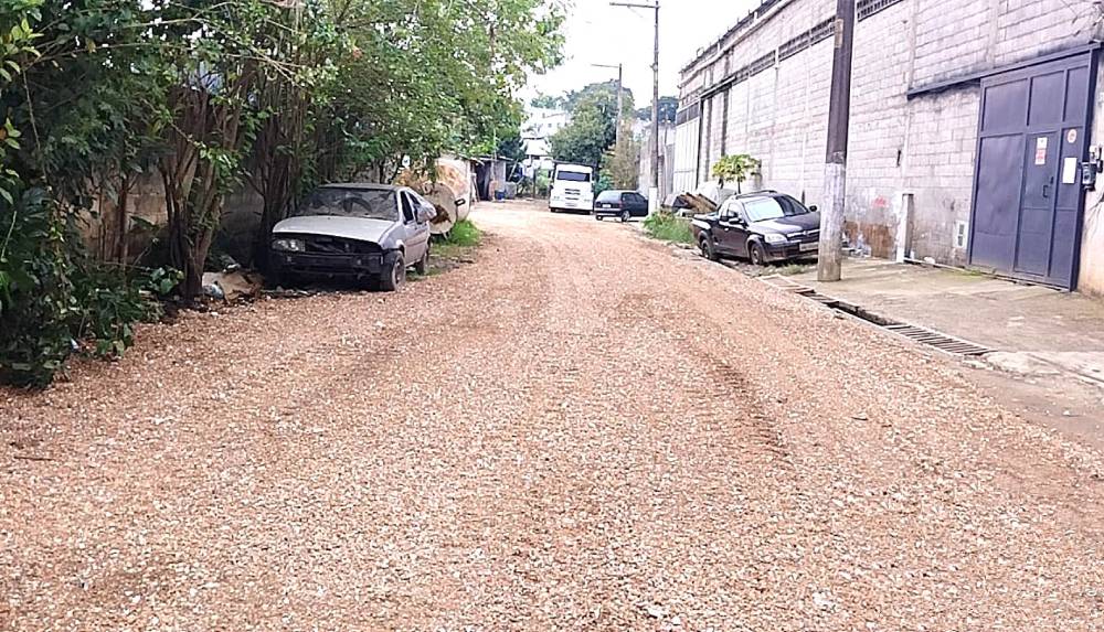 Prefeitura de Guarulhos realiza limpeza e cascalhamento em rua da Vila Carmela 1