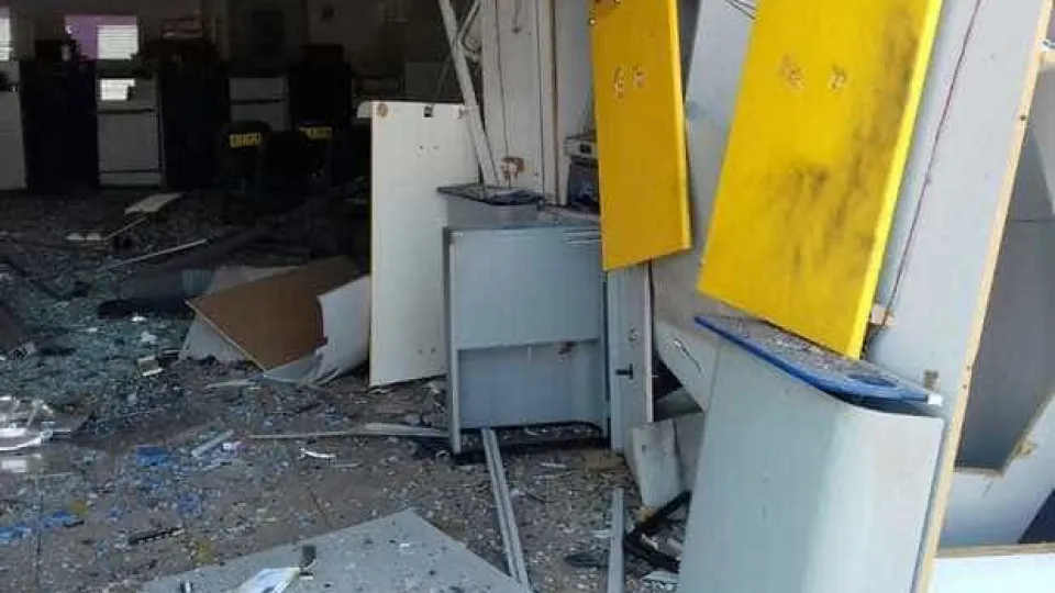 Grupo armado explode agência do Banco do Brasil no interior de Minas Gerais 13