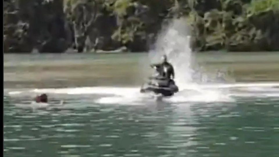 Vídeo mostra homem derrubando mulher de moto aquática durante briga; veja 10