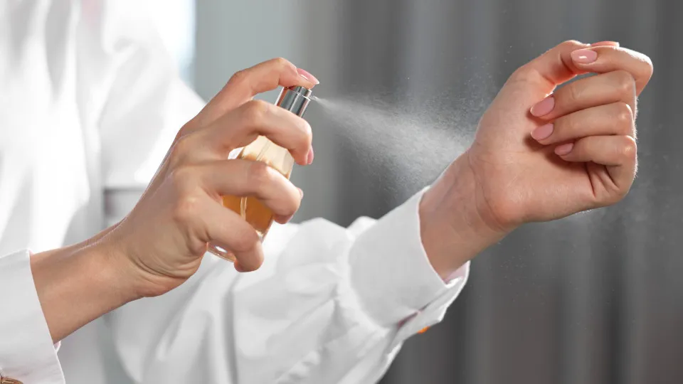 Perfume perfeito: quanto usar e onde aplicar para durar mais 1