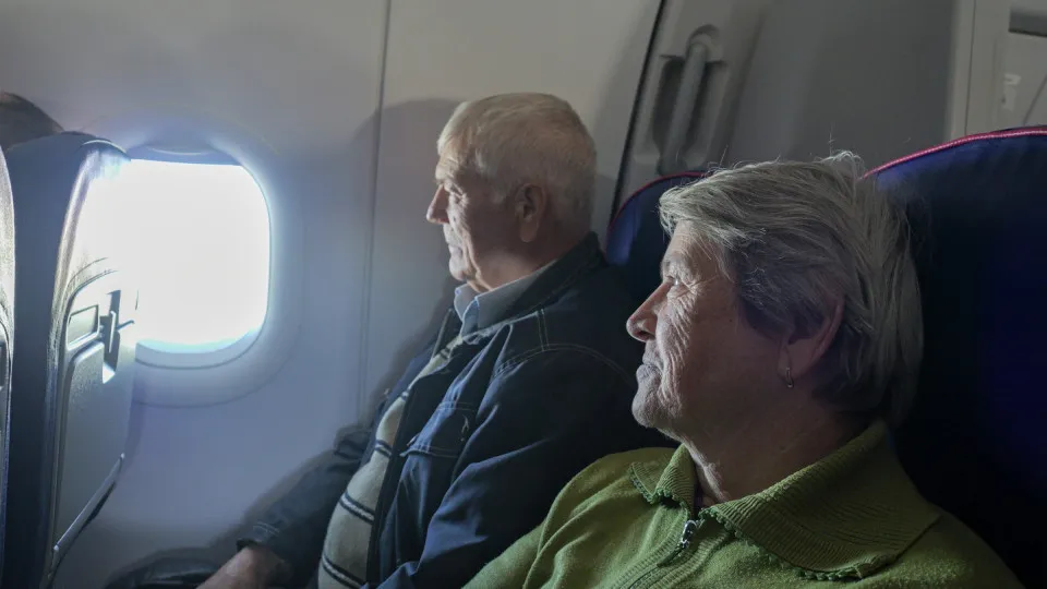 Casais mais velhos não devem viajar lado a lado no avião, alerta estudo 9