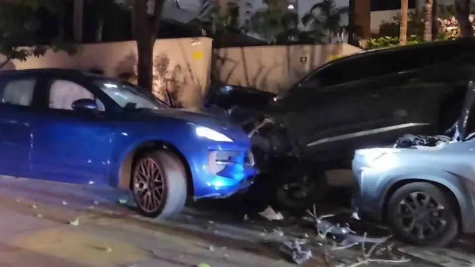 Motorista de Porshe bate em carros estacionados e é preso por embriaguez em SP 11