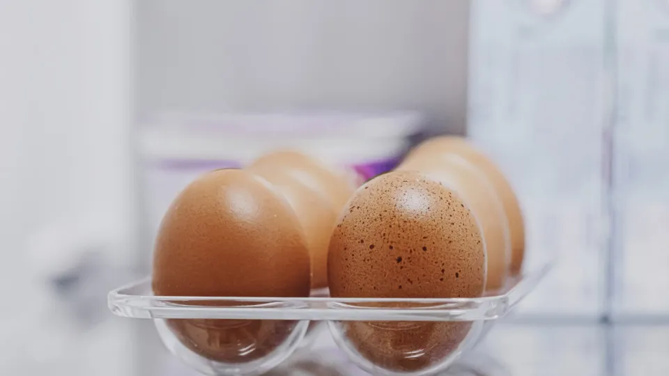 Quanto tempo os ovos duram na geladeira? Saiba como identificar 3