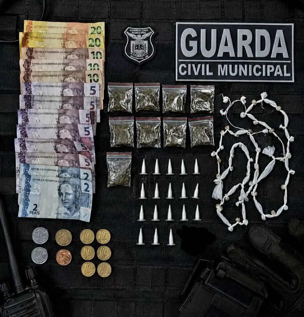 Os agentes da GCM apreenderam buchas de maconha, pinos plásticos com cocaína e pedras de crack 