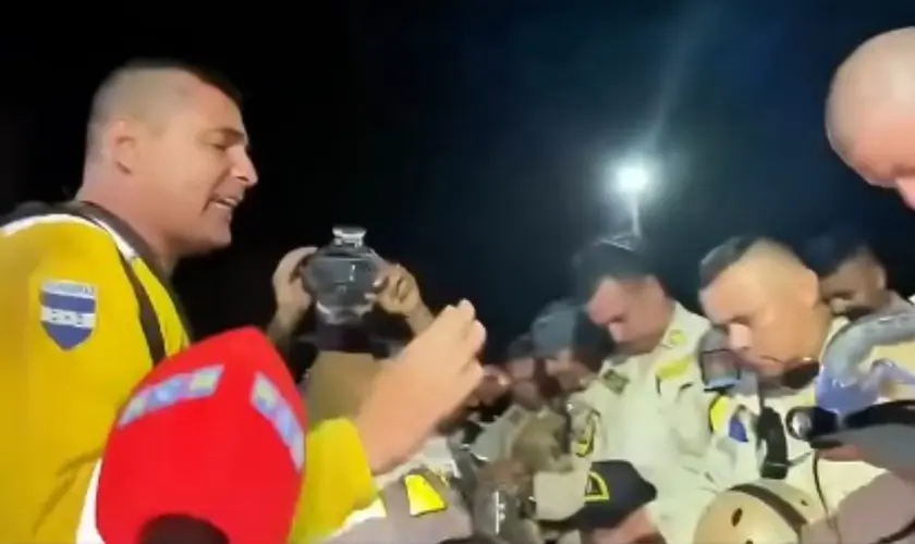 Após mais de 40 horas ininterruptas de trabalho na Venezuela, bombeiros emocionaram as redes sociais ao se reunir para agradecer a Deus. Foto: Reprodução/Instagram/Carlos Colina