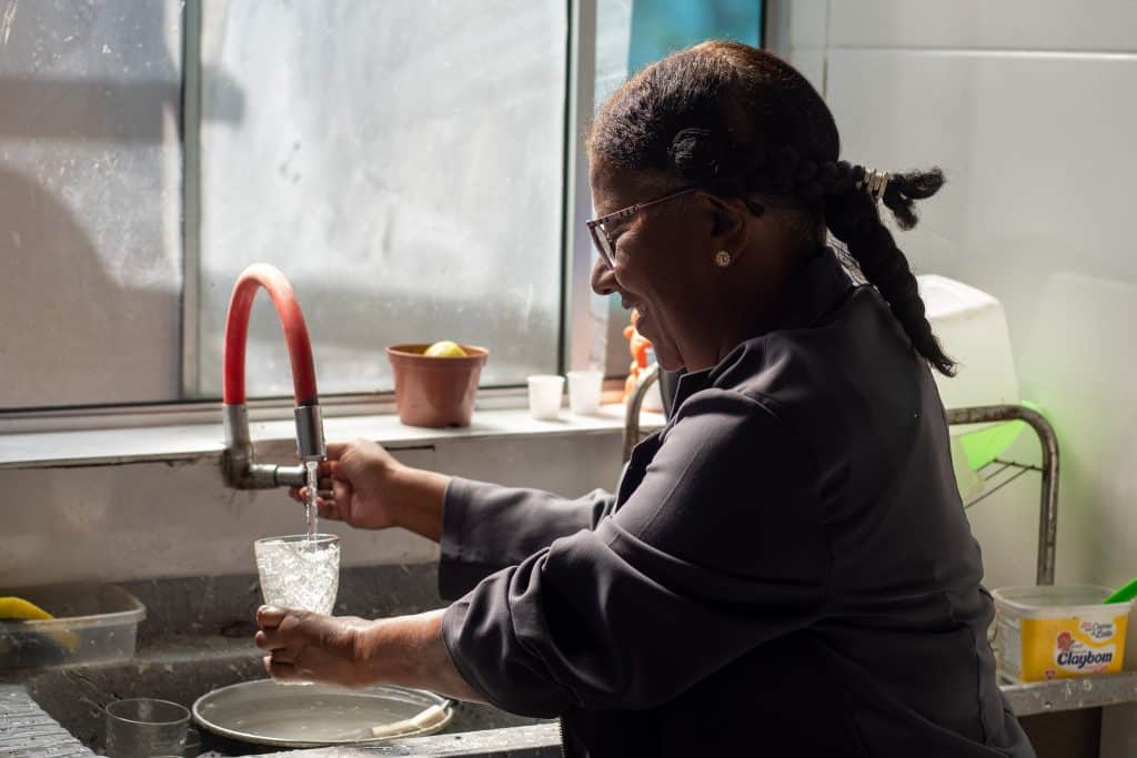 Banho quente e água na torneira: moradora de Poá comemora chegada da água encanada após quatro década de espera  11