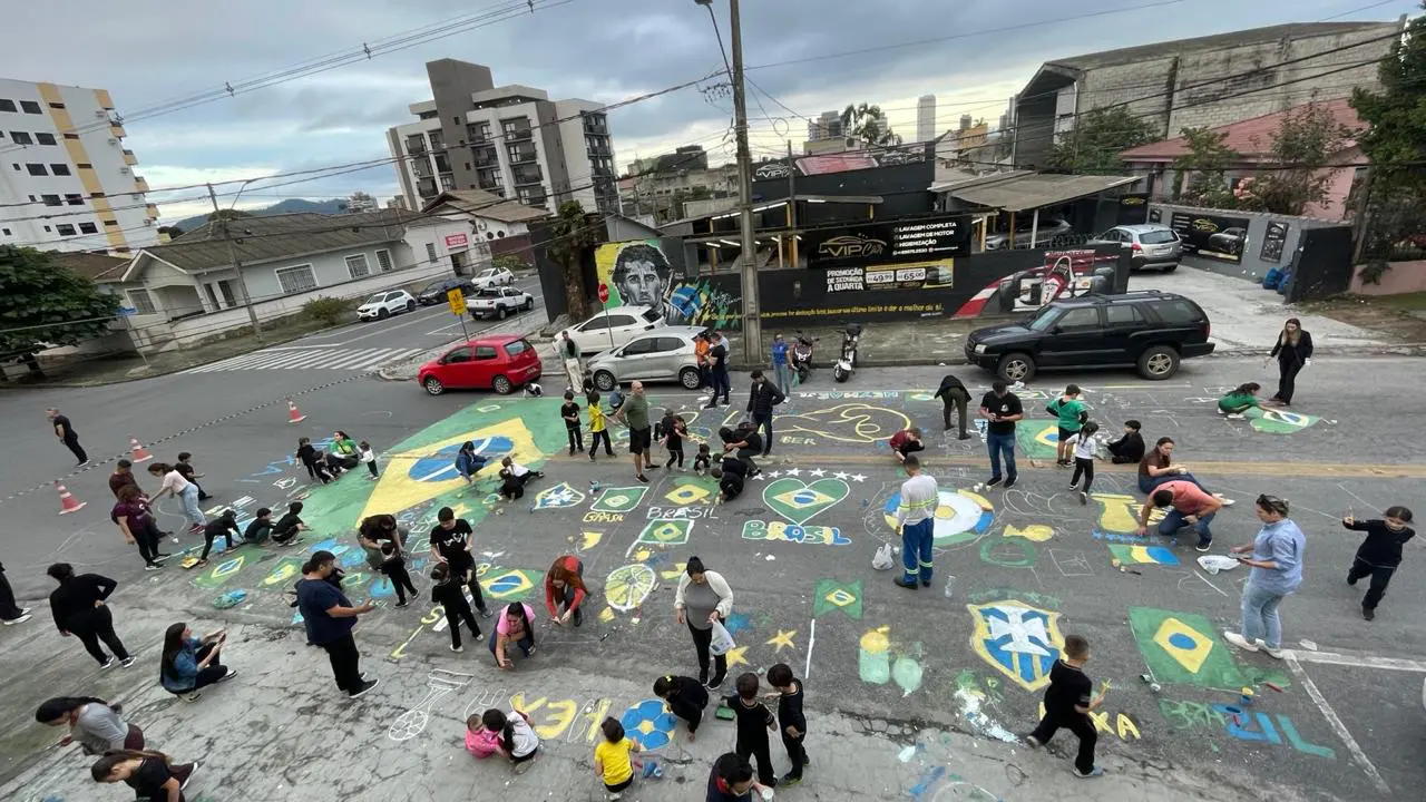 Alunos realizaram diversas pinturas para a Copa na rua Manoel Pereira, algo que reuniu toda a comunidade escolar da Escola Santa Anna (Foto: Divulgação/Escola Santa Anna)