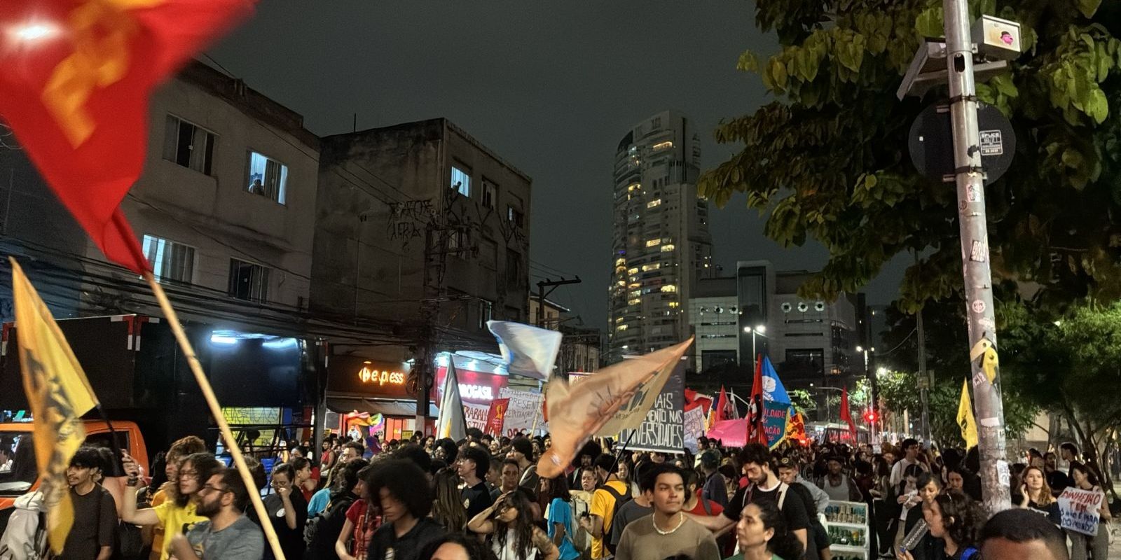 Estudantes protestam contra cortes nas universidades de SP 3