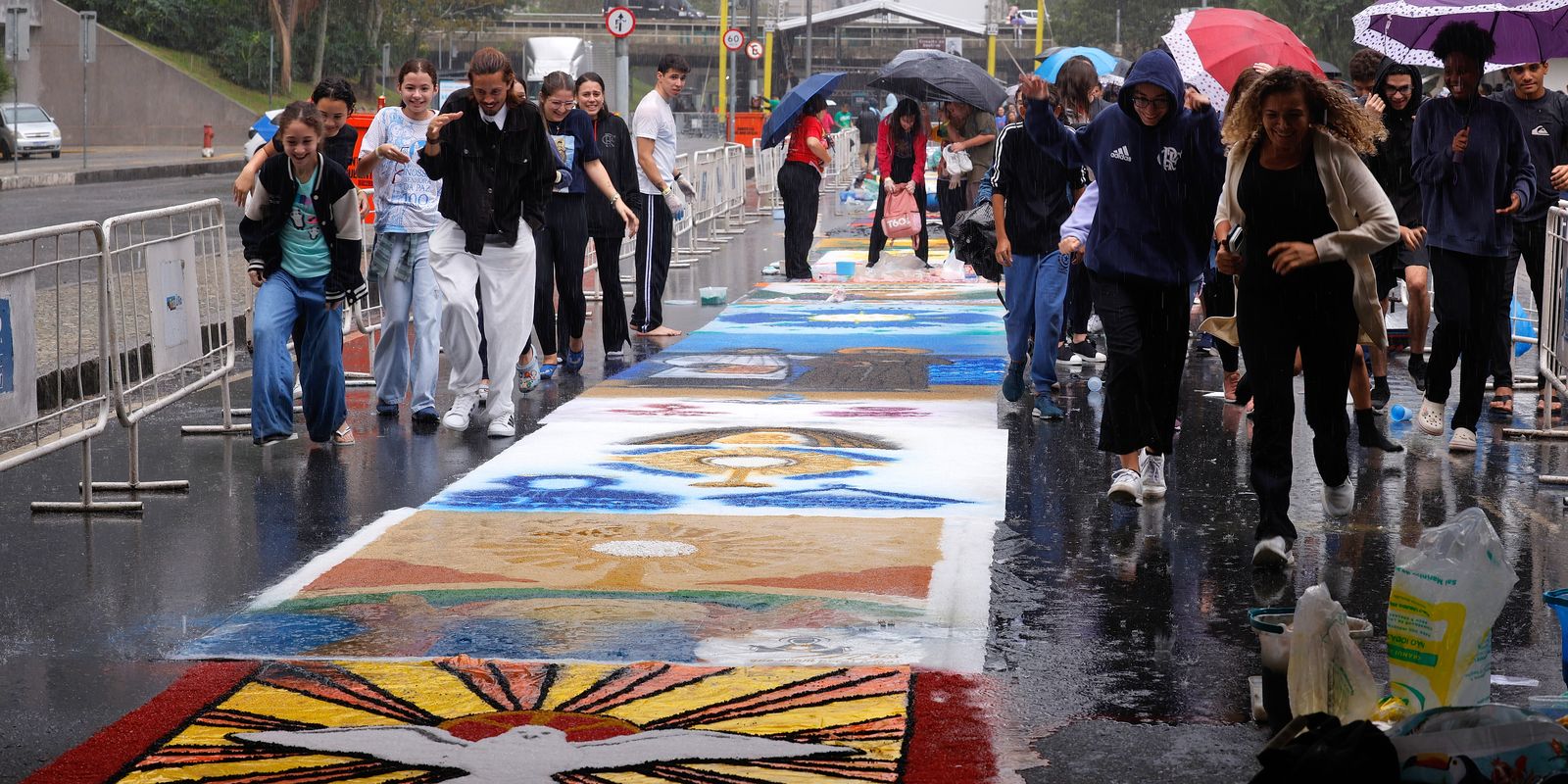 Fiéis enfrentam chuva para fazer tapetes de Corpus Christi no Rio 3