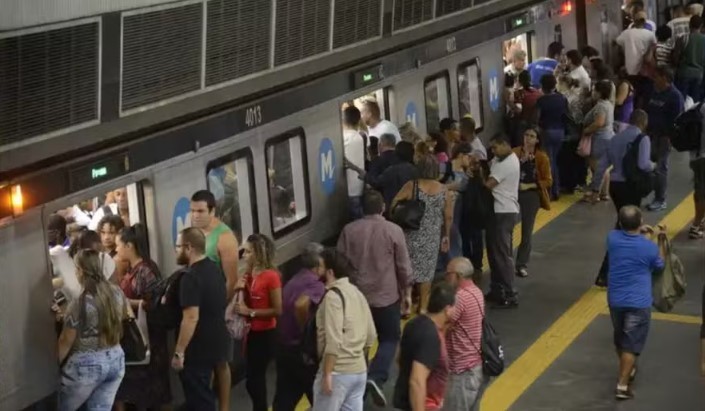Linha 1 do metrô opera com atrasos na manhã desta quinta-feira 4