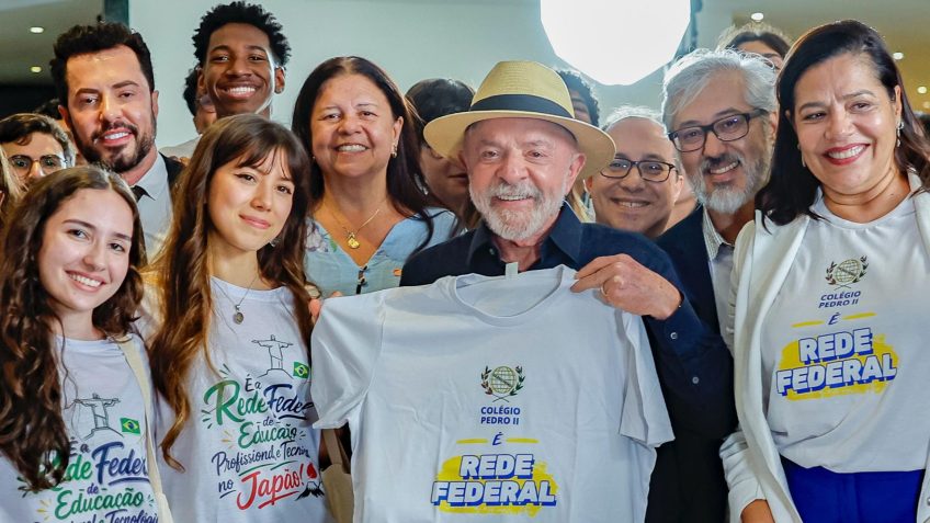 Lula diz a estudantes que "político honesto” está dentro deles
