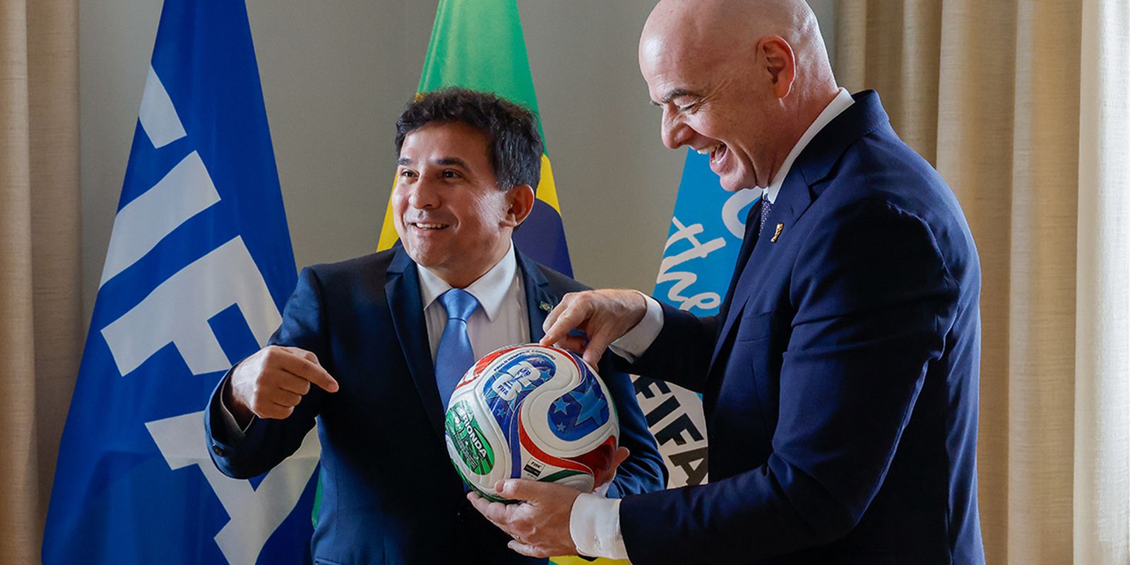 Ministro do Esporte entrega marco regulatório da Copa Feminina à Fifa 22