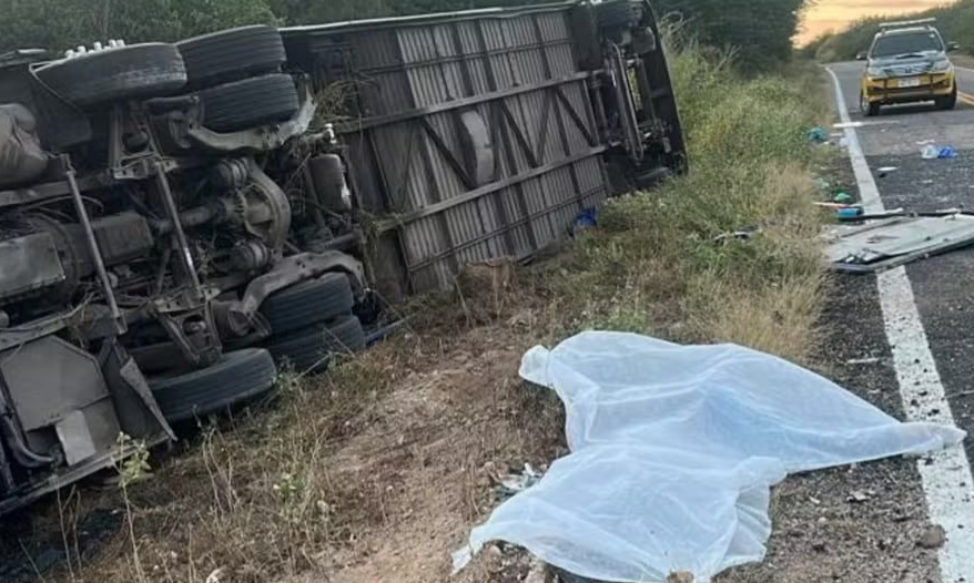 Ônibus com time de basquete capota no Ceará, mata sete jovens e deixa 30 feridos 11