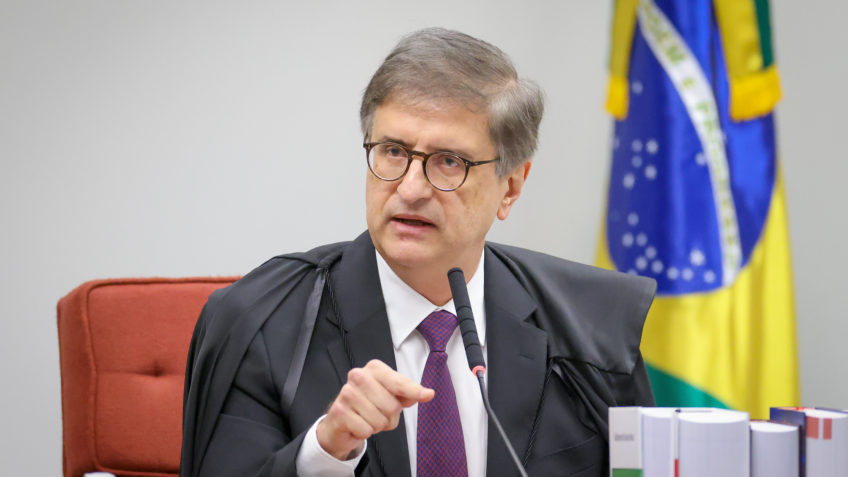 PGR pede prazo para analisar se posse de arma por Bolsonaro é falta grave